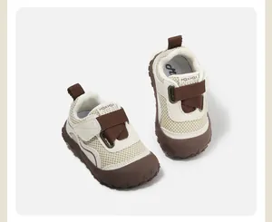 Vue détaillée des chaussures de marche respirantes en mesh pour tout-petits.
