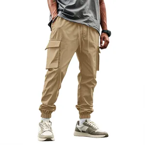 Vista dettagliata dei pantaloni cargo kaki da uomo con design multitasche e vestibilità.