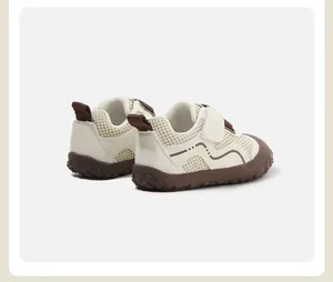 Vue arrière de baskets respirantes pour bébés avec semelles en caoutchouc brun.