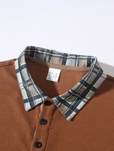 Makro-Detailansicht des braunen Waffelstrick-Poloshirts mit kariertem Kragenmuster.