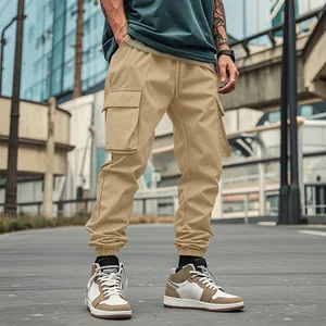 Dettaglio pantaloni cargo kaki con tasche multiple e polsini elastici in città
