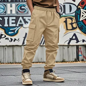 Vista dettagliata dei pantaloni cargo kaki con tasche multiple e coulisse