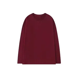 Detailansicht eines weinroten 200g langärmeligen Baumwoll-T-Shirts mit Rundhalsausschnitt