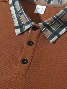 Nahaufnahme eines braunen Herrenpoloshirts mit kariertem Kragen und feiner Strickoptik