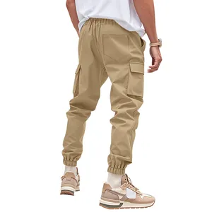Vista posteriore dei pantaloni cargo kaki da uomo con tasche multiple e polsini elasticizzati