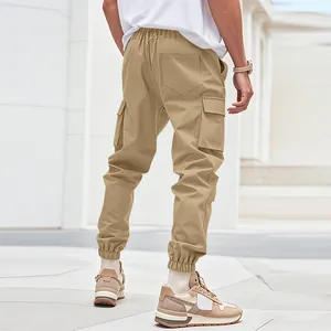 Vista posteriore dei pantaloni cargo khaki da uomo con multitasche per il tempo libero.