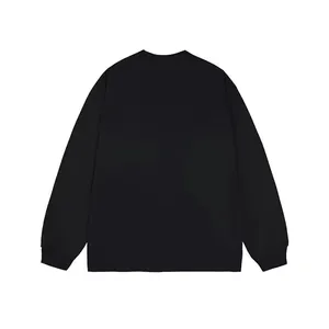 Πίσω όψη μαύρου βαμβακερού μακρυμάνικου T-shirt με φαρδιά στρογγυλή λαιμόκοψη