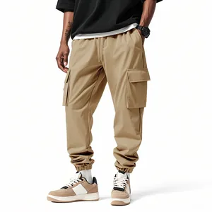 Dettaglio dei pantaloni cargo kaki da uomo con ampie tasche laterali e polsini elasticizzati.