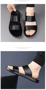 Vista detallada de las chanclas negras para hombre con textura de cuero granulado y suela
