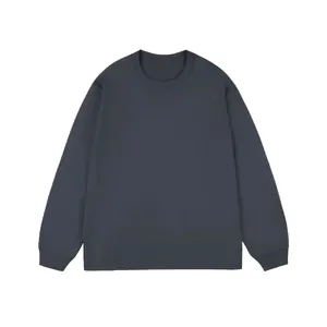 Κοντινή όψη ανδρικού μακρυμάνικου t-shirt από βαρύ βαμβάκι σε ανθρακί σκούρο χρώμα