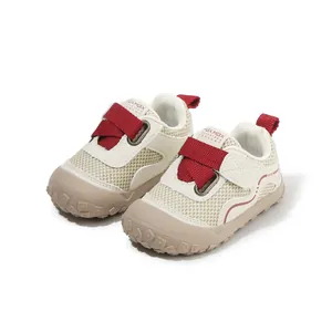 Chaussures de sport respirantes en maille pour enfants avec velcro rouge et semelle beige