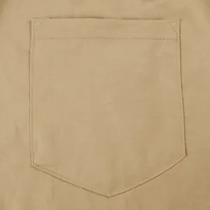 Dettaglio della robusta doppia cucitura sulla tasca dei pantaloni cargo color kaki.