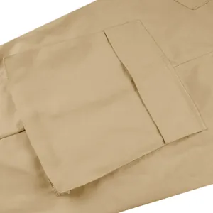 Dettaglio ravvicinato della tasca a patta e del tessuto di pantaloni cargo kaki.