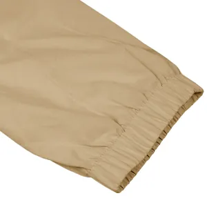 Primo piano dettagliato dei polsini elasticizzati sui pantaloni cargo kaki da uomo