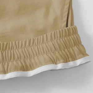 Dettaglio dei pantaloni cargo kaki outdoor con polsino elastico e bordo bianco