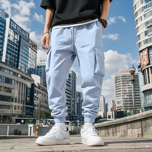 Vista dettagliata dei pantaloni cargo azzurri da uomo con design a tasche multiple.