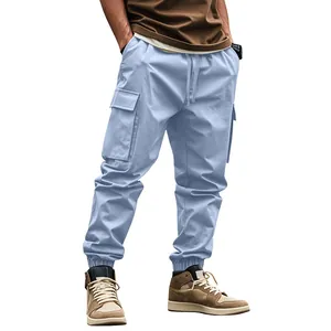 Vista frontale dei pantaloni cargo azzurri da uomo con tasche e polsini elasticizzati