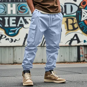 Dettaglio pantaloni cargo azzurri da uomo con ampie tasche laterali multiuso.
