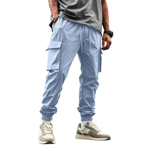 Vista dettagliata dei pantaloni cargo azzurri da uomo con ampie tasche laterali