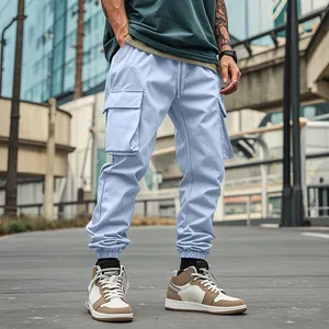 Dettaglio dei pantaloni cargo celesti da uomo con multitasche in stile urbano moderno.