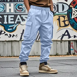 Dettaglio dei pantaloni cargo da uomo azzurri con tasche multiple e polsini elasticizzati.