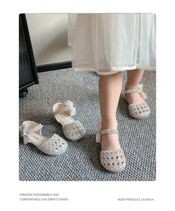 Dettaglio dei sandali da principessa con strass scintillanti traforati per bambine