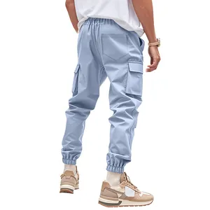 Vista posteriore dei pantaloni cargo celesti da uomo con tasche multiple e polsini.