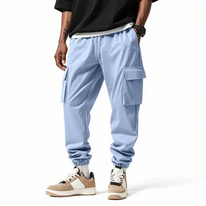 Dettaglio dei pantaloni cargo azzurri da uomo con grandi tasche e polsini elasticizzati