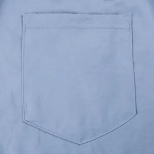 Primo piano di tasca funzionale con cuciture rinforzate su pantaloni cargo azzurri