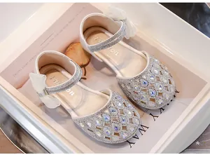 Vista dettagliata di scarpe da principessa bianche per bambine con strass brillanti