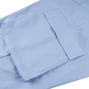 Vista dettagliata di una grande tasca a patta su pantaloni cargo in cotone celeste