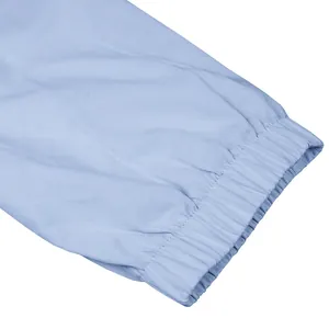 Dettaglio dell'orlo elastico sui pantaloni cargo casual azzurri da uomo