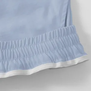 Primo piano della vita elastica e del bordo bianco dei pantaloni cargo azzurri