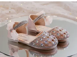 Scarpe da principessa rosa per bambina con strass e design traforato per feste e balli.