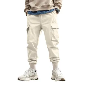 Dettaglio dei pantaloni cargo beige multi-tasca da uomo in uno stile casual outdoor