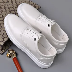 Chaussures de Planche Décontractées pour Hommes Baskets Blanches Slip-On Mode Polyvalent Semelle Souple en Cuir PU Léger Grande Taille