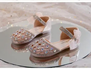 Primo piano dei dettagli in strass scintillanti sulle scarpe da principessa rosa per bambine