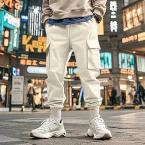 Dettaglio dei pantaloni cargo beige da uomo con tasche multiple e polsini