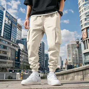 Pantaloni cargo da uomo color kaki con tasche multiple, stile urban contemporaneo