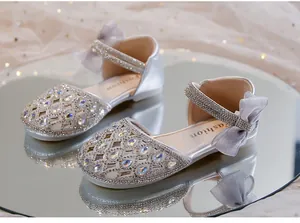 Vista dettagliata di sandali da principessa argento per bambine con strass scintillanti