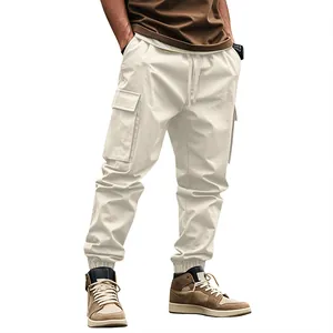 Dettaglio dei pantaloni cargo da uomo color crema con polsini elastici e tasche.