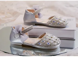 Eleganti scarpe da principessa argento per bambine con strass e cinturino a fiocco.