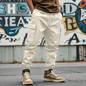 Dettaglio ravvicinato della vestibilità e del design delle tasche di questi pantaloni cargo