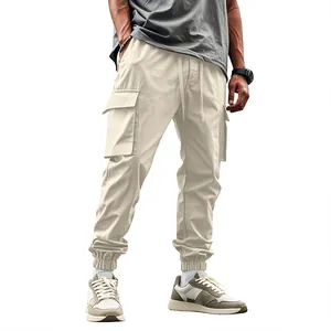 Pantaloni cargo uomo con tasche multiple e coulisse in vita in tonalità beige.
