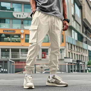 Pantaloni cargo beige da uomo con tasche multiple funzionali e vita con coulisse.
