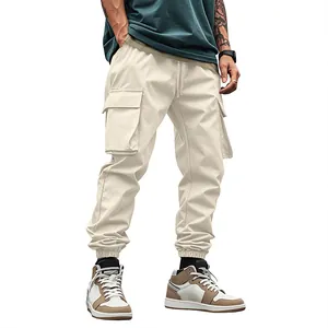 Vista dettagliata dei pantaloni cargo da uomo color crema con tasche multiple e polsini elastici