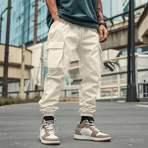 Dettaglio di pantaloni cargo da uomo bianco sporco con tasche multiple, stile urban.