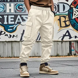 Vista dettagliata dei pantaloni cargo beige da uomo con tasche multiple e coulisse.