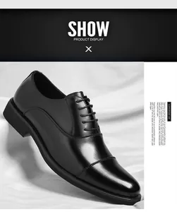 Detalle de elegantes zapatos Oxford de cuero negro con puntera para vestimenta formal.