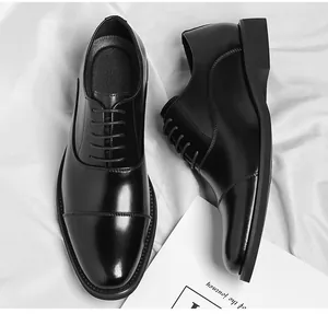 Zapatos Oxford clásicos de piel negra con puntera para ropa formal de negocios para caballeros.